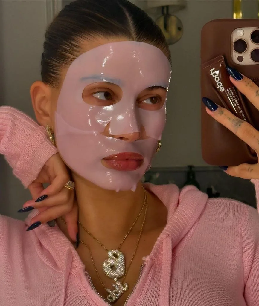 Hailey Bieber con mascarilla de Medicube rosada de PDRN de Salmon